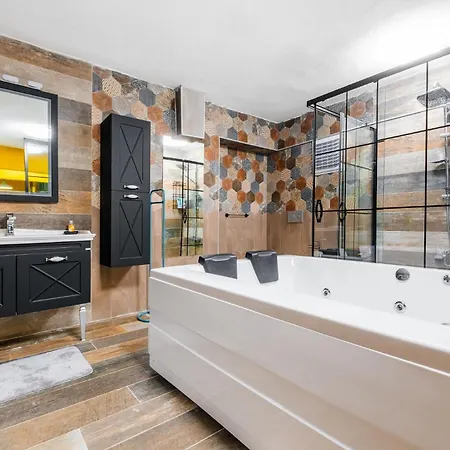 Flat W Jacuzzi And Backyard 6 Min To Kadikoy Coast Apartment *